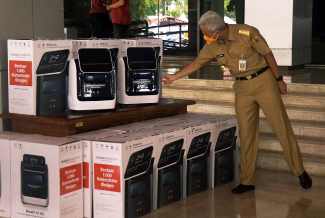 CEK ALAT: Gubernur Jawa Tengah Ganjar Pranowo melihat langsung konsentrator oksigen donasi dari Djarum Foundation baru-baru ini. CEK ALAT: Gubernur Jawa Tengah Ganjar Pranowo melihat langsung konsentrator oksigen donasi dari Djarum Foundation baru-baru ini.