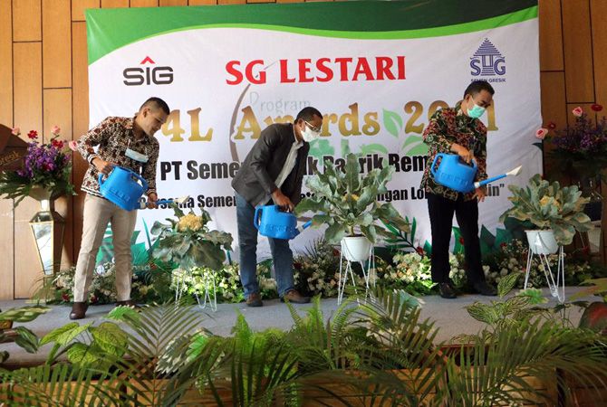 CINTA LINGKUNGAN: Perwakilan SG dan Kepala Dinas Pemberdayaan Masyarakat dan Desa Kabupaten Rembang melakukan penyiraman tanaman Bunga Kol sebagai simbol pembukaan acara P4L Awards Semen Gresik 2021. CINTA LINGKUNGAN: Perwakilan SG dan Kepala Dinas Pemberdayaan Masyarakat dan Desa Kabupaten Rembang melakukan penyiraman tanaman Bunga Kol sebagai simbol pembukaan acara P4L Awards Semen Gresik 2021.