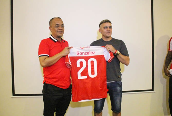 STRIKER SENIOR: Salah satu pesepak bola yang kenyang pengalaman di Indonesia, Cristian Gonzales, akhirnya resmi diperkenalkan di Hotel Ibis, Surabaya, Kamis siang (18/1). STRIKER SENIOR: Salah satu pesepak bola yang kenyang pengalaman di Indonesia, Cristian Gonzales, akhirnya resmi diperkenalkan di Hotel Ibis, Surabaya, Kamis siang (18/1).