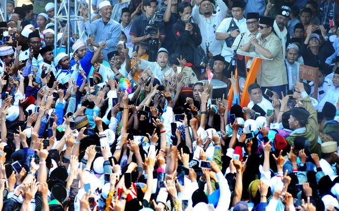 MEMBELUDAK: Prabowo Subianto menyalami masyarakat di Pondok Pesantren Mambaul Ulum Bata-Bata (MUBA) Pamekasan kemarin. MEMBELUDAK: Prabowo Subianto menyalami masyarakat di Pondok Pesantren Mambaul Ulum Bata-Bata (MUBA) Pamekasan kemarin.
