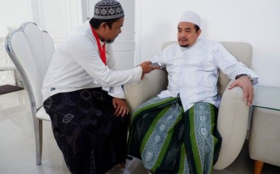 TAKDZIM: Feri Ferdiansyah saat mewawancarai KH Ahmad Fauzi Tidjani. TAKDZIM: Feri Ferdiansyah saat mewawancarai KH Ahmad Fauzi Tidjani.