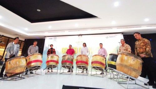 OPENING CEREMONY: Para komisaris dan direksi menabuh alat musim secara simbolis. OPENING CEREMONY: Para komisaris dan direksi menabuh alat musim secara simbolis.