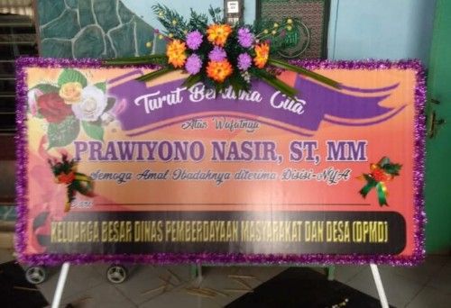 BERDUKA: Karangan bunga berdiri di rumah almarhum Prawiyono Nasir. BERDUKA: Karangan bunga berdiri di rumah almarhum Prawiyono Nasir.