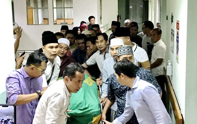BERDUKA: Keluarga bersama kolega membawa jenazah Fuad Amin menuju ambulans di Graha Amerta RSUD dr Soetomo, Surabaya. BERDUKA: Keluarga bersama kolega membawa jenazah Fuad Amin menuju ambulans di Graha Amerta RSUD dr Soetomo, Surabaya.