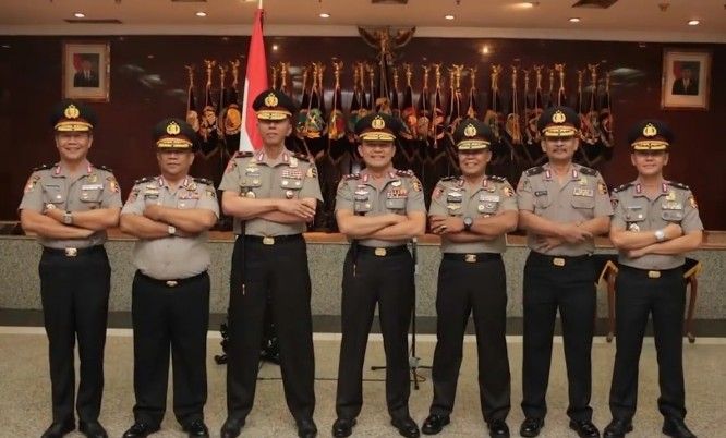 ANDALAN: Brigjen H Mujiyono (kiri) foto bareng rekan dan Kalemdiklat Polri Komjen Arief Sulistyanto (empat dari kanan). ANDALAN: Brigjen H Mujiyono (kiri) foto bareng rekan dan Kalemdiklat Polri Komjen Arief Sulistyanto (empat dari kanan).