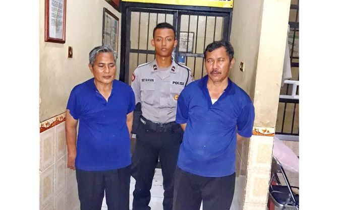 BABAK BARU: Lurah Kolpajung Abd. Aziz (kiri) bersama Mahmud sebelum masuk tahanan kemarin. BABAK BARU: Lurah Kolpajung Abd. Aziz (kiri) bersama Mahmud sebelum masuk tahanan kemarin.