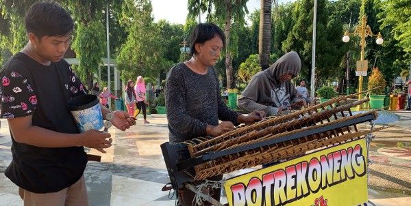 SENIMAN JALANAN: Pemain musik tradisional saat menghibur pengunjung CFD. SENIMAN JALANAN: Pemain musik tradisional saat menghibur pengunjung CFD.