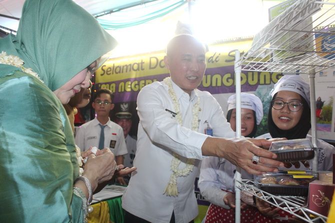 ANTUSIAS: Kepala Disdik Provinsi Jatim melihat hasil olahan produk siswa SMAN Kedungdung saat berkunjung ke Kabupaten Sampang. ANTUSIAS: Kepala Disdik Provinsi Jatim melihat hasil olahan produk siswa SMAN Kedungdung saat berkunjung ke Kabupaten Sampang.
