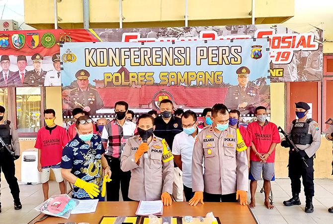 SEMOGA JERA: Wakapolres Sampang Kompol Muhammad Luthfi didampingi Kasatnarkoba AKP Hari Siswo saat merilis sembilan tersangka kasus narkoba. SEMOGA JERA: Wakapolres Sampang Kompol Muhammad Luthfi didampingi Kasatnarkoba AKP Hari Siswo saat merilis sembilan tersangka kasus narkoba.