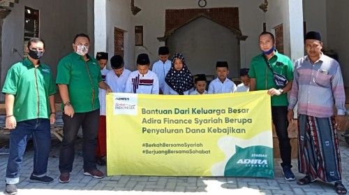 BANTU SESAMA: Adira Finance Cabang Pamekasan menyerahkan bantuan kepada anak yatim di Yayasan An-Nawawi, Desa Badung, Kecamatan Proppo. BANTU SESAMA: Adira Finance Cabang Pamekasan menyerahkan bantuan kepada anak yatim di Yayasan An-Nawawi, Desa Badung, Kecamatan Proppo.