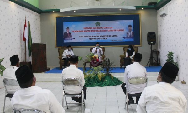 PEMBINAAN: Ahmad Zayadi (depan tengah) saat memberi arahan kepada kepala KUA dan pejabat di jajaran kantor Kemenag Sampang, Selasa (23/6).. PEMBINAAN: Ahmad Zayadi (depan tengah) saat memberi arahan kepada kepala KUA dan pejabat di jajaran kantor Kemenag Sampang, Selasa (23/6)..