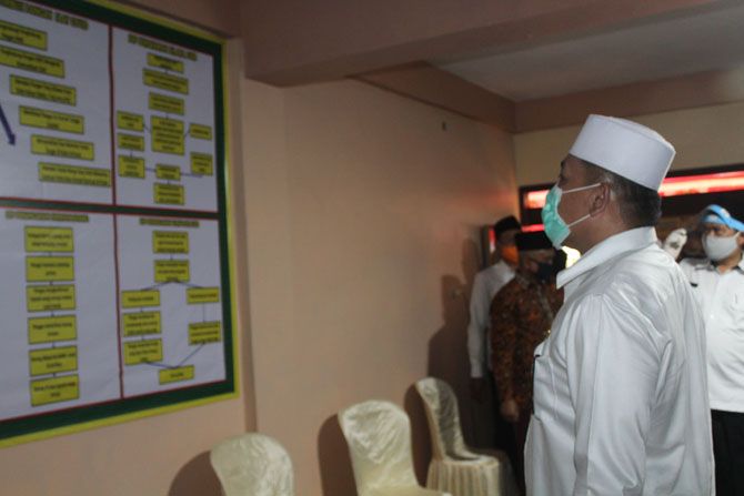 CEK FASILITAS: Bupati Sampang Slamet Junaidi melihat fasilitas Pesantren Tangguh Semeru di PP Assirojiyah kemarin. CEK FASILITAS: Bupati Sampang Slamet Junaidi melihat fasilitas Pesantren Tangguh Semeru di PP Assirojiyah kemarin.