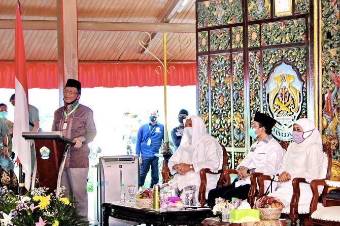 PAPARKAN: Menko Polhukam Prof. Dr. Mahfud MD saat menjawab pertanyaan ulama se-Madura dalam acara silaturahmi di Pendapa Agung Bangkalan kemarin. PAPARKAN: Menko Polhukam Prof. Dr. Mahfud MD saat menjawab pertanyaan ulama se-Madura dalam acara silaturahmi di Pendapa Agung Bangkalan kemarin.