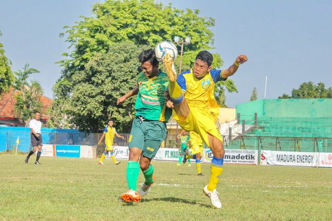 LASKAR KUDA TERBANG: Pemain Perssu kala melakoni pertandingan Liga 3 di Stadion A. Yani Sumenep musim lalu. LASKAR KUDA TERBANG: Pemain Perssu kala melakoni pertandingan Liga 3 di Stadion A. Yani Sumenep musim lalu.