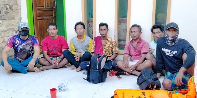 SELAMAT: Kru KLM Sahabat Muslim ditampung di rumah Hairil Muttaqin, warga Dusun Mandar, Desa/Kecamatan Sapeken, Sumenep. SELAMAT: Kru KLM Sahabat Muslim ditampung di rumah Hairil Muttaqin, warga Dusun Mandar, Desa/Kecamatan Sapeken, Sumenep.