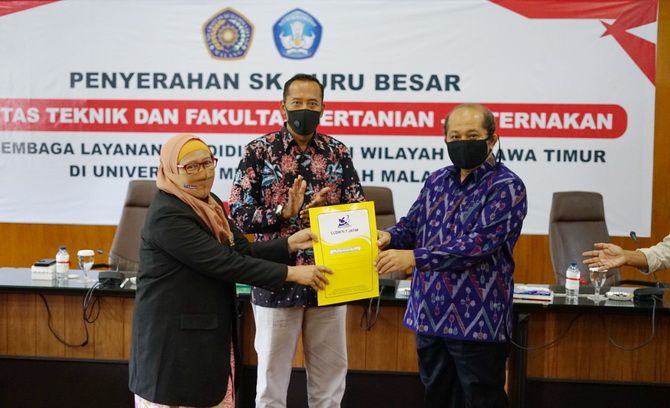 BANGGA: Prof. Dr. Ir. Elfi Anis Saati, M.P. (kiri) menerima SK Guru Besar dari Kepala LLDikti Wilayah VII Prof. Dr. Ir. Suprapto, DEA. BANGGA: Prof. Dr. Ir. Elfi Anis Saati, M.P. (kiri) menerima SK Guru Besar dari Kepala LLDikti Wilayah VII Prof. Dr. Ir. Suprapto, DEA.