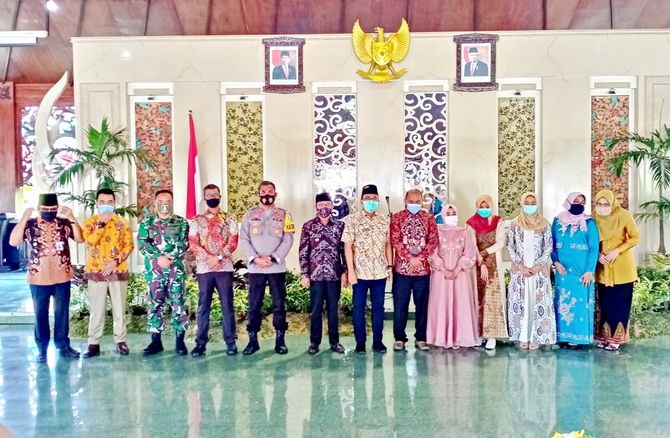 SOLID: Anggota Forkopimda Pamekasan foto bersama dalam kenang sambut kepala kejari di Pendapa Ronggosukowati kemarin. SOLID: Anggota Forkopimda Pamekasan foto bersama dalam kenang sambut kepala kejari di Pendapa Ronggosukowati kemarin.