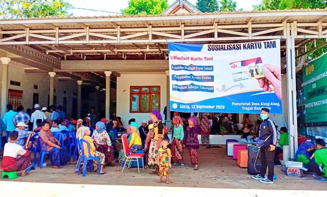 UNTUK MASYARAKAT: Warga Desa Alang-Alang menghadiri sosialisasi kartu tani di kediaman Kades Alang-Alang Fahrur Rozi, S.H., Sabtu (12/9). UNTUK MASYARAKAT: Warga Desa Alang-Alang menghadiri sosialisasi kartu tani di kediaman Kades Alang-Alang Fahrur Rozi, S.H., Sabtu (12/9).
