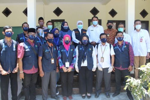 SINERGI: Gubernur Jawa Timur dan Kepala BPS Jawa Timur foto bersama usai melakukan sensus penduduk di Desa Pabian, Kecamatan Kota Sumenep, Selasa (29/9). SINERGI: Gubernur Jawa Timur dan Kepala BPS Jawa Timur foto bersama usai melakukan sensus penduduk di Desa Pabian, Kecamatan Kota Sumenep, Selasa (29/9).
