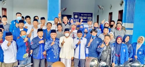 SINERGI: Ketua KPPW Jawa Timur Ach. Ruba’ie dan Cabup Sumenep Achmad Fauzi foto bersama dengan tim pemenangan Fauzi-Eva di kantor DPD PAN, Minggu (4/10). SINERGI: Ketua KPPW Jawa Timur Ach. Ruba’ie dan Cabup Sumenep Achmad Fauzi foto bersama dengan tim pemenangan Fauzi-Eva di kantor DPD PAN, Minggu (4/10).