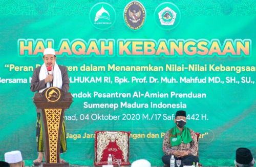 KARISMATIK: Pimpinan dan Pengasuh Pondok Pesantren Al-Amien Prenduan KH Fauzi Tidjani (pegang mik) menyampaikan sambutan. KARISMATIK: Pimpinan dan Pengasuh Pondok Pesantren Al-Amien Prenduan KH Fauzi Tidjani (pegang mik) menyampaikan sambutan.