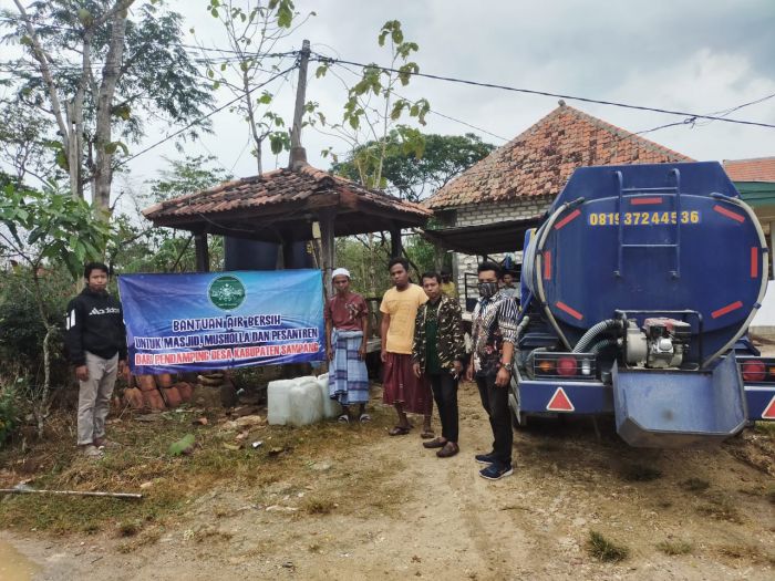 PEDULI: Pendamping desa dan pendamping lokal desa di Kecamatan Kedungdung mengawal penyaluran bantuan air bersih di Musala Darussalam, Desa Daleman, Jumat (9/10). PEDULI: Pendamping desa dan pendamping lokal desa di Kecamatan Kedungdung mengawal penyaluran bantuan air bersih di Musala Darussalam, Desa Daleman, Jumat (9/10).