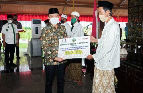 AKSI SOSIAL: Sekkab R. Moh. Taufan Zairinsjah menyerahkan bantuan insentif guru ngaji dan madin di Pendapa Agung Kamis lalu (15/10). AKSI SOSIAL: Sekkab R. Moh. Taufan Zairinsjah menyerahkan bantuan insentif guru ngaji dan madin di Pendapa Agung Kamis lalu (15/10).