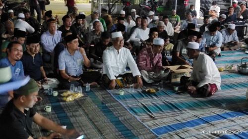 ANTUSIAS: Tim pemenangan dan relawan paslon Sumenep Barokah saat nonton bareng di posko pemenangan di Jalan KH Agus Salim. ANTUSIAS: Tim pemenangan dan relawan paslon Sumenep Barokah saat nonton bareng di posko pemenangan di Jalan KH Agus Salim.