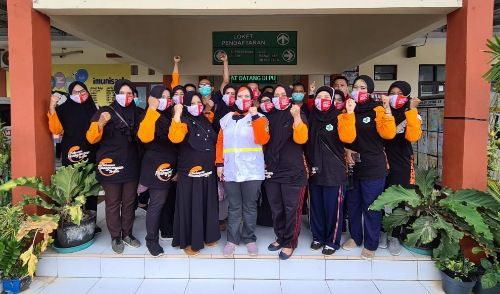 SOLID: Kepala Puskesmas Pasongsongan drg. Yeni Tri Suci foto bersama seluruh tenaga kesehatan sebelum berangkat membagi-bagikan masker, kemarin (12/11). SOLID: Kepala Puskesmas Pasongsongan drg. Yeni Tri Suci foto bersama seluruh tenaga kesehatan sebelum berangkat membagi-bagikan masker, kemarin (12/11).