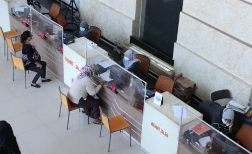 PRIMA: Pegawai RSUD Syamrabu Bangkalan melayan keluarga pasien di lobi pelayanan. PRIMA: Pegawai RSUD Syamrabu Bangkalan melayan keluarga pasien di lobi pelayanan.