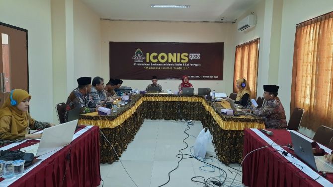 BEDAH ISLAM MADURA: Rektor IAIN Madura Dr Mohammad Kosim dengan sejumlah peserta internal Iconis keempat. BEDAH ISLAM MADURA: Rektor IAIN Madura Dr Mohammad Kosim dengan sejumlah peserta internal Iconis keempat.