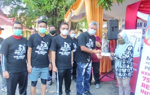 TURUN LANGSUNG: Kepala Perwakilan Bank Indonesia Wilayah IV Jatim Difi Ahmad Johansyah (dua dari kanan) menyerahkan uang pecahan Rp 75 ribu edisi spesial secara simbolis kepada masyarakat Sumenep. TURUN LANGSUNG: Kepala Perwakilan Bank Indonesia Wilayah IV Jatim Difi Ahmad Johansyah (dua dari kanan) menyerahkan uang pecahan Rp 75 ribu edisi spesial secara simbolis kepada masyarakat Sumenep.