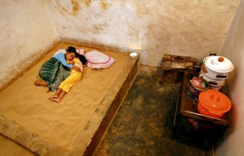 KASUR PASIR: Warga Desa Legung Timur, Kecamatan Batang-Batang, Sumenep, tidur di kasur pasir. KASUR PASIR: Warga Desa Legung Timur, Kecamatan Batang-Batang, Sumenep, tidur di kasur pasir.