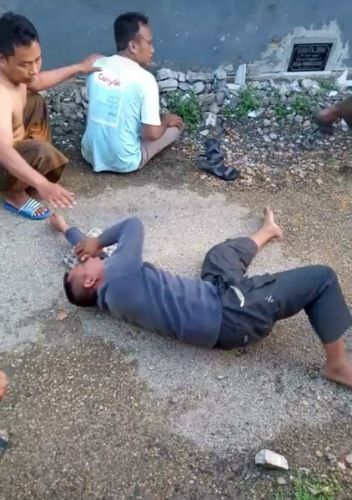 SABAR PAK: Warga menenangkan sopir dan penumpang pikap yang menjerit histeris usai mengetahui telurnya berhamburan. SABAR PAK: Warga menenangkan sopir dan penumpang pikap yang menjerit histeris usai mengetahui telurnya berhamburan.