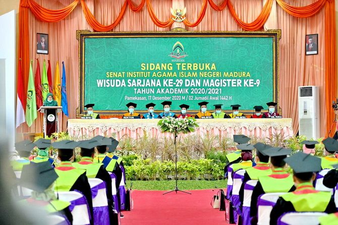 RELIGIUS DAN KOMPETITIF: Dengan khidmat, prosesi Wisuda Sarjana Ke-29 dan Magister Ke-9 IAIN Madura digelar di Auditorium Center kemarin. RELIGIUS DAN KOMPETITIF: Dengan khidmat, prosesi Wisuda Sarjana Ke-29 dan Magister Ke-9 IAIN Madura digelar di Auditorium Center kemarin.