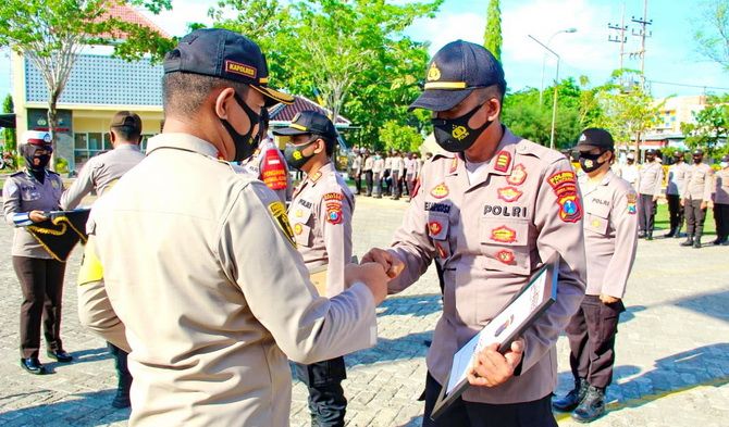 BERPRESTASI: Kapolsek Sokobanah AKP Engkos Sarkosi, SIK., MSi. (kanan) menerima penghargaan dari Kapolres Sampang. BERPRESTASI: Kapolsek Sokobanah AKP Engkos Sarkosi, SIK., MSi. (kanan) menerima penghargaan dari Kapolres Sampang.