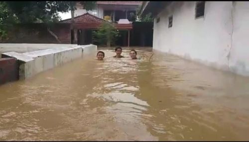 MELUAP: Banjir kembali menerjang Desa/Kecamatan Blega, Bangkalan, Rabu (30/12). MELUAP: Banjir kembali menerjang Desa/Kecamatan Blega, Bangkalan, Rabu (30/12).