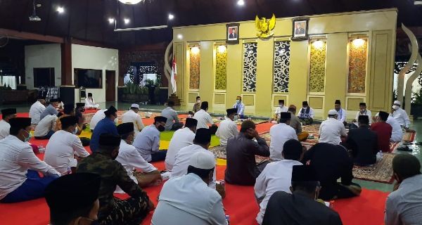 DUKA BELUM USAI: Pemkab menggelar tahlil bersama untuk almarhum Wabup Raja'e di Pendapa Ronggosukowati Sabtu malam (2/1). DUKA BELUM USAI: Pemkab menggelar tahlil bersama untuk almarhum Wabup Raja'e di Pendapa Ronggosukowati Sabtu malam (2/1).