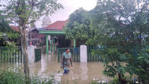 BUTUH SOLUSI: Warga berjalan di depan rumahnya yang terendam banjir di Desa Nambakor, Kecamatan Saronggi, Sumenep, Rabu petang (6/1). BUTUH SOLUSI: Warga berjalan di depan rumahnya yang terendam banjir di Desa Nambakor, Kecamatan Saronggi, Sumenep, Rabu petang (6/1).