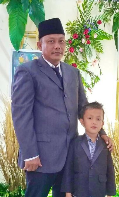 INOVATIF: Kepala Desa Tlangoh Kudrotul Hidayat bersama putranya. INOVATIF: Kepala Desa Tlangoh Kudrotul Hidayat bersama putranya.