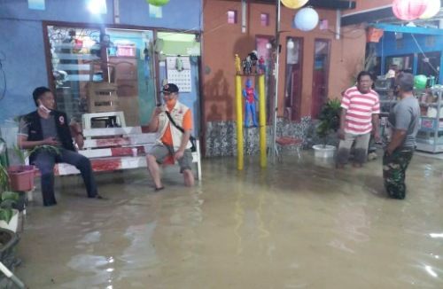 KIAN NAIK: Petugas gabungan memonitor banjir di RT 01 RW 3 Kelurahan Patemon pada Minggu malam (10/1). KIAN NAIK: Petugas gabungan memonitor banjir di RT 01 RW 3 Kelurahan Patemon pada Minggu malam (10/1).