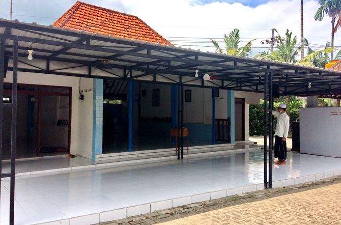 JEJAK SEJARAH: Mufti Sohib, anggota Lajnah Turots Ilmi Syaikhona Muhammad Kholil, menunjukkan Masjid Anwar Jangkebuan yang dijadikan tempat pertemuan 60 ulama nusantara. JEJAK SEJARAH: Mufti Sohib, anggota Lajnah Turots Ilmi Syaikhona Muhammad Kholil, menunjukkan Masjid Anwar Jangkebuan yang dijadikan tempat pertemuan 60 ulama nusantara.