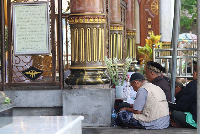 JADI JUJUKAN: Makam Syaikhona Muhammad Kholil di Desa Martajasah, Bangkalan, tidak pernah sepi peziarah. JADI JUJUKAN: Makam Syaikhona Muhammad Kholil di Desa Martajasah, Bangkalan, tidak pernah sepi peziarah.