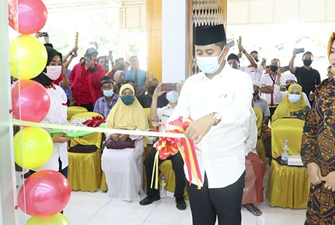 SUKSES: Subaidi secara simbolis me-launching CC-Mart di Sampang dengan menggunting pita kemarin. SUKSES: Subaidi secara simbolis me-launching CC-Mart di Sampang dengan menggunting pita kemarin.