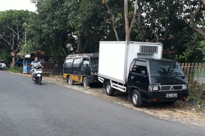 BARANG BUKTI: Mobil boks milik Kurniadi yang hilang di Sumenep terparkir di Kelurahan Bugih, Gang 5, Pamekasan. BARANG BUKTI: Mobil boks milik Kurniadi yang hilang di Sumenep terparkir di Kelurahan Bugih, Gang 5, Pamekasan.