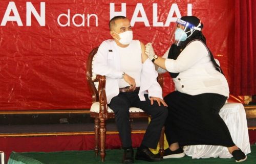 AMAN: Sekkab Bangkalan Moh. Taufan Zairinsjah saat divaksinasi dosis kedua. AMAN: Sekkab Bangkalan Moh. Taufan Zairinsjah saat divaksinasi dosis kedua.