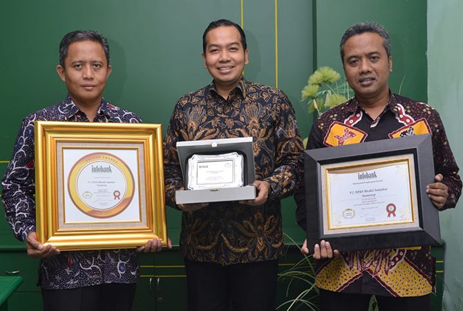 BERPRESTASI: Dirut PT BPRS Bhakti Sumekar Novi Sujatmiko (tengah), Direktur Operasional BPRS Bhakti Sumekar Hairil Fajar (kiri), dan Direktur Bisnis BPRS Bhakti Sumekar Cahya Wiratama. BERPRESTASI: Dirut PT BPRS Bhakti Sumekar Novi Sujatmiko (tengah), Direktur Operasional BPRS Bhakti Sumekar Hairil Fajar (kiri), dan Direktur Bisnis BPRS Bhakti Sumekar Cahya Wiratama.