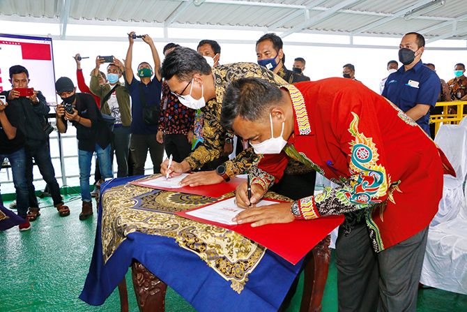 SINERGI: Penandatanganan MoU Direktur PT Sumekar Line dengan Direktur Bank Jatim Cabang Sumenep (berkacamata), Kamis (11/2). SINERGI: Penandatanganan MoU Direktur PT Sumekar Line dengan Direktur Bank Jatim Cabang Sumenep (berkacamata), Kamis (11/2).