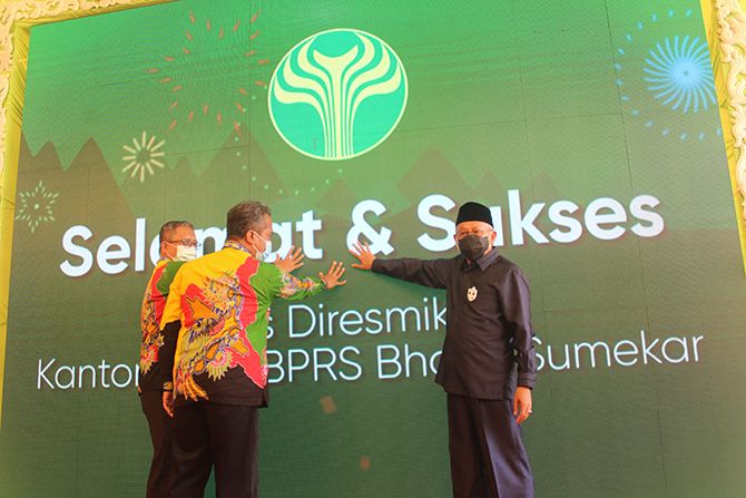 RESMI: Bupati Sumenep A Busyro Karim (kemeja hitam) bersama Direktur Operasional BPRS Bhakti Sumekar Hairil Fajar (kiri) dan Direktur Bisnis BPRS Bhakti Sumekar Cahya Wiratama (tengah). RESMI: Bupati Sumenep A Busyro Karim (kemeja hitam) bersama Direktur Operasional BPRS Bhakti Sumekar Hairil Fajar (kiri) dan Direktur Bisnis BPRS Bhakti Sumekar Cahya Wiratama (tengah).