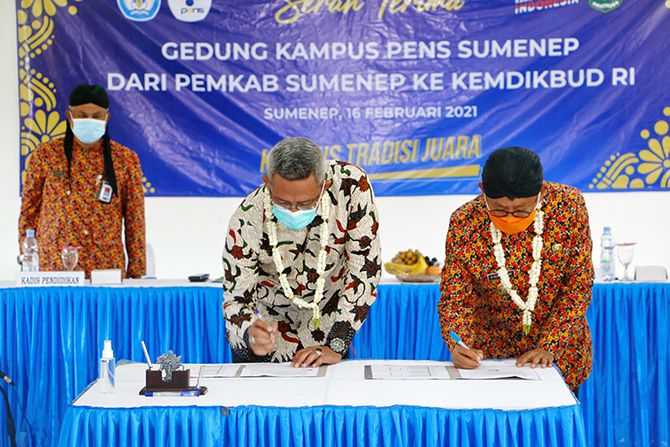 RESMI: Penandatanganan serah terima gedung kampus PENS di Sumenep oleh Bupati A. Busyro Karim (kanan) dan Direktur PENS Zainal Arief (kiri) kemarin. RESMI: Penandatanganan serah terima gedung kampus PENS di Sumenep oleh Bupati A. Busyro Karim (kanan) dan Direktur PENS Zainal Arief (kiri) kemarin.
